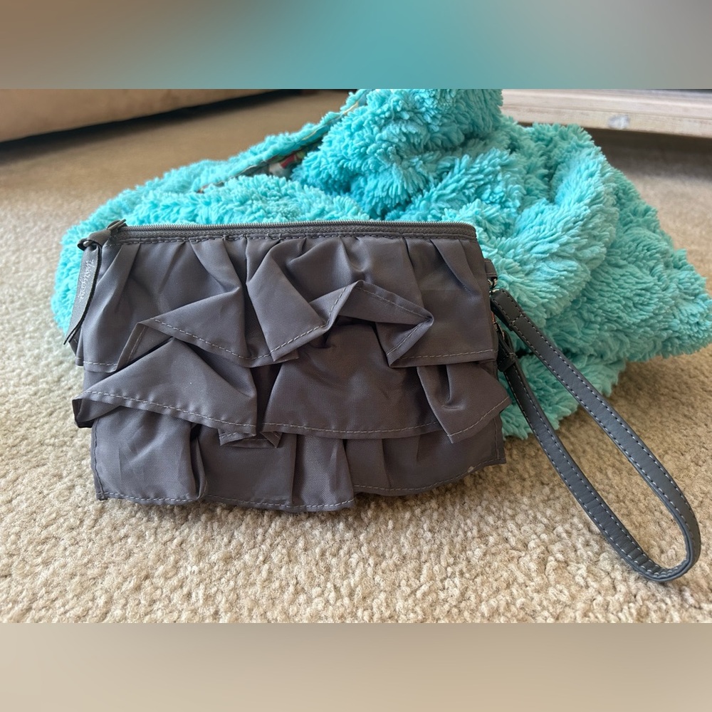 Thirty-One NEW Grey Ruffle Wristlet - Picture 6 of 9